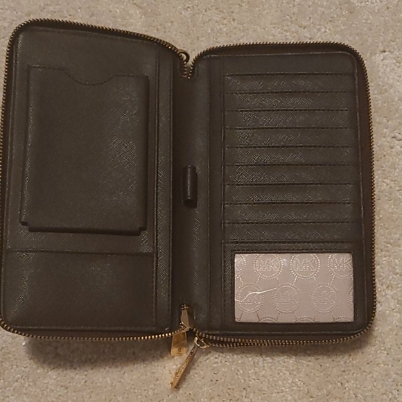 MK Large Wallet - Picture 2 of 3